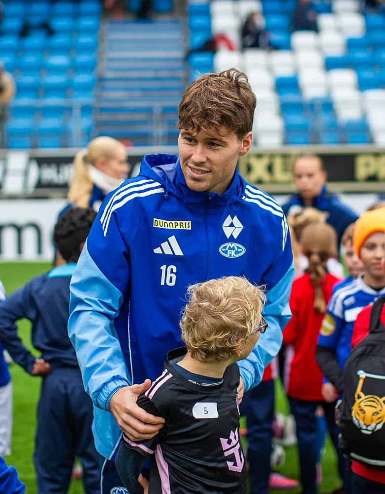 På Barnas dag får barna være tett på proffene i MFK. På Barnas dag får barna være tett på proffene i MFK.