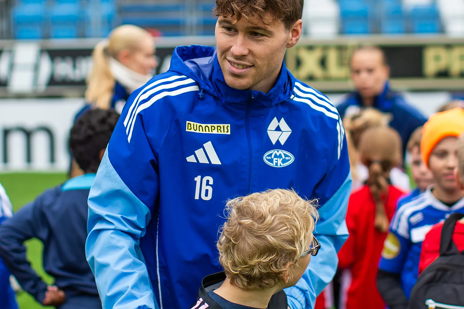 På Barnas dag får barna være tett på proffene i MFK.