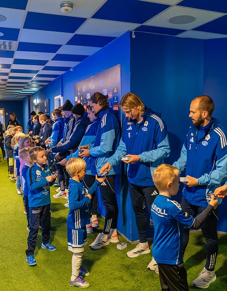 Avslutningsvis blir det tid for autografer og high-fives Avslutningsvis blir det tid for autografer og high-fives