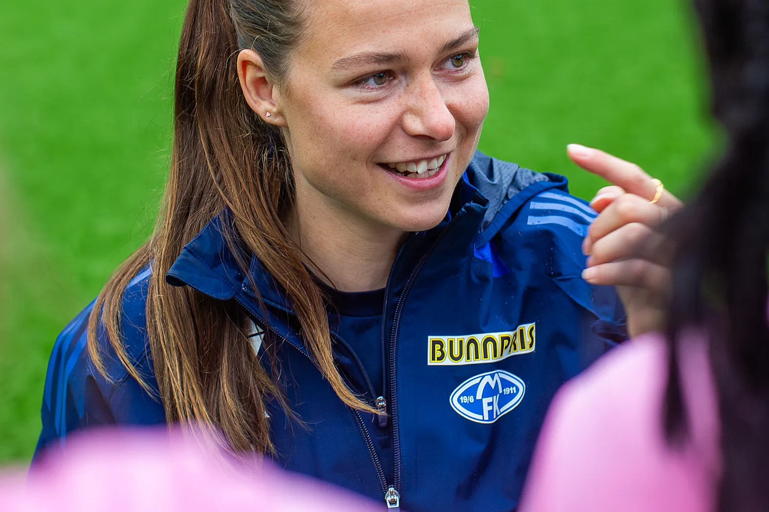 Du får spille med stjernene fra både herre- og kvinnelaget.