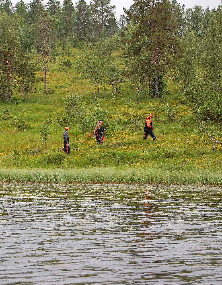 Med motorsag og dugnadsånd ble terrenget ryddet for å gjøre plass til den nye turstien rundt Kleivvatnet. Foto: Kleivvatnets Venner. Med motorsag og dugnadsånd ble terrenget ryddet for å gjøre plass til den nye turstien rundt Kleivvatnet. Foto: Kleivvatnets Venner.