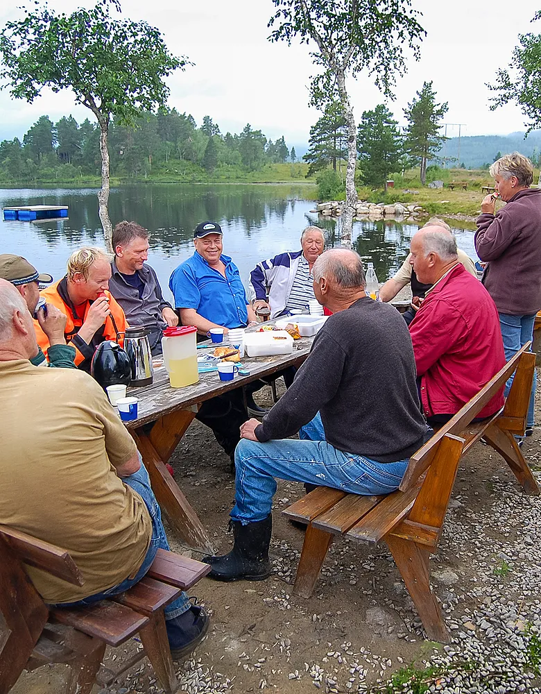 God stemning og en velfortjent pause for dugnadsgjengen. Foto: Kleivvatnets Venner. God stemning og en velfortjent pause for dugnadsgjengen. Foto: Kleivvatnets Venner.