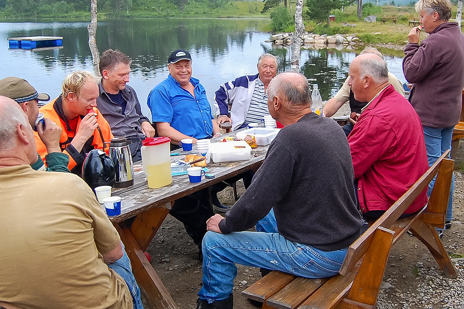God stemning og en velfortjent pause for dugnadsgjengen. Foto: Kleivvatnets Venner.