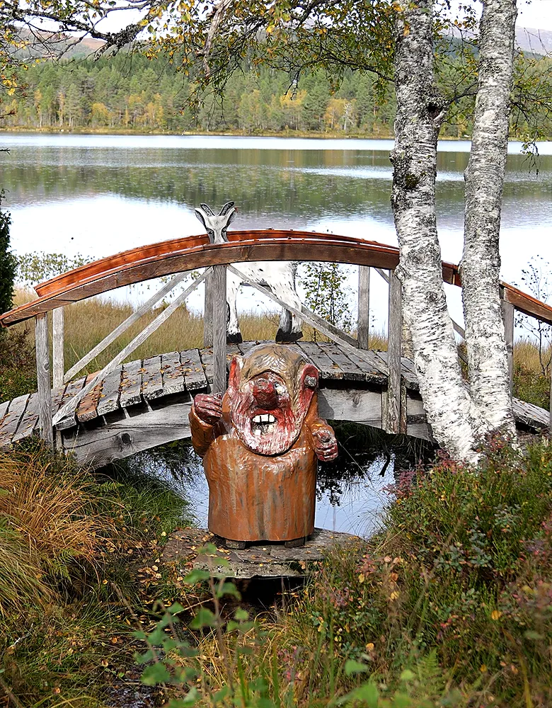 Men pass deg når du krysser brua – trollet fra Bukkene Bruse følger med! Men pass deg når du krysser brua – trollet fra Bukkene Bruse følger med!