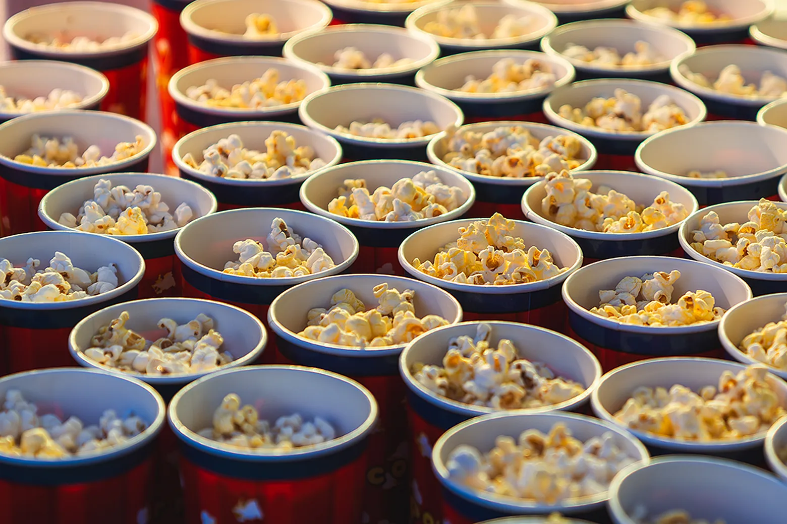 Ingen kinoopplevelse uten popcorn! Vi sørger selvfølgelig for gratis popcorn og brus til alle som kommer. Ingen kinoopplevelse uten popcorn! Vi sørger selvfølgelig for gratis popcorn og brus til alle som kommer.