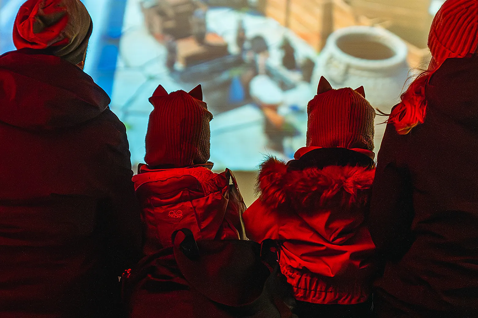 Ta med familien, pakk dere godt inn i varme klær og nyt en hyggelig filmopplevelse sammen under åpen himmel. Ta med familien, pakk dere godt inn i varme klær og nyt en hyggelig filmopplevelse sammen under åpen himmel.