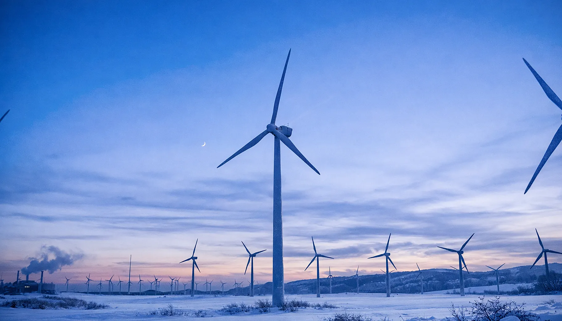 Når vindmøllene står stille i kaldt vær, må Europa hente dyrere kraft fra gass og andre kilder – noe som presser strømprisene opp. Når vindmøllene står stille i kaldt vær, må Europa hente dyrere kraft fra gass og andre kilder – noe som presser strømprisene opp.