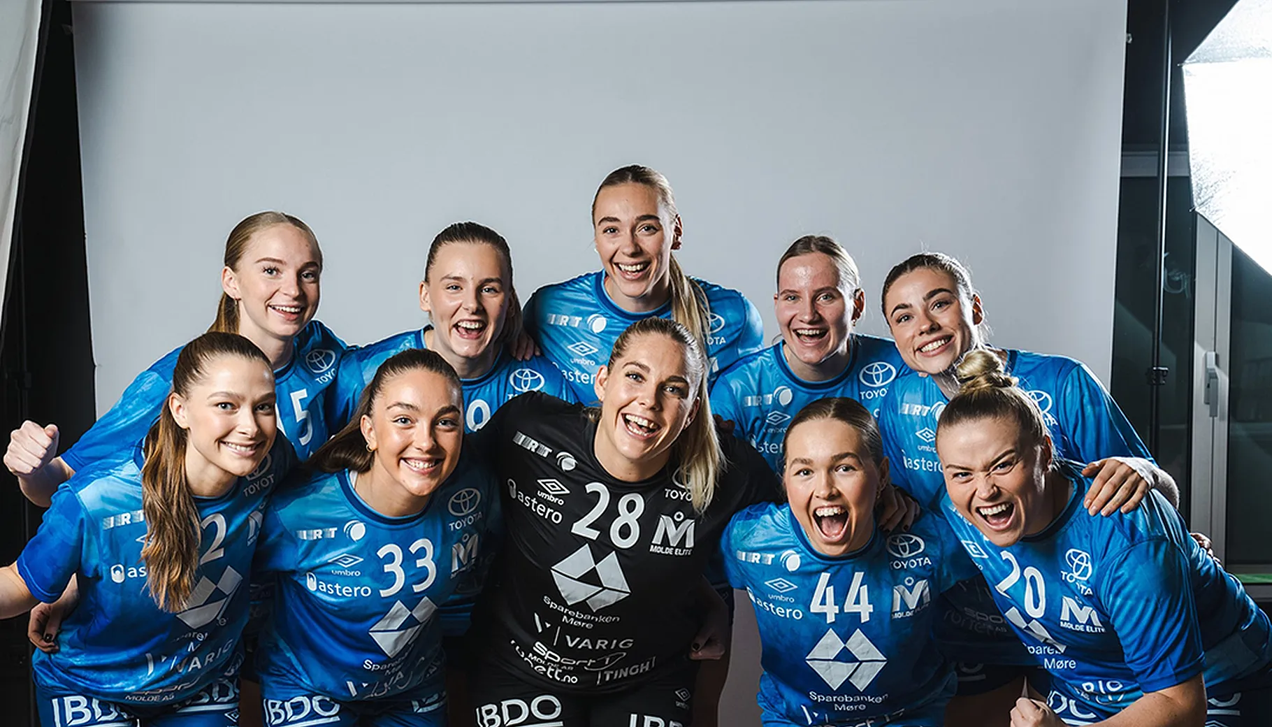 Bli med på håndballkamp!