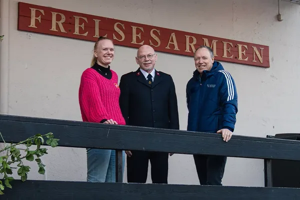 Istad gir juledonasjon til Frelsesarmeen Istad gir juledonasjon til Frelsesarmeen